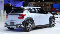 Bagian belakang, Suzuki Concept Extreme ini juga mendapat sentuhan, yakni spoiler besar yang membentang dari atap dan spoiler sekunder yang berada di antara lampu belakang. Sementara di bagian bumper, diffuser belakang dengan warna yang menyatu body mobil dengan desain lubang knalpot berbentuk persegi sehingga makin menambah kesan sporty. Foto: Carscoops