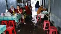 Begitu pula dengan warung makan ini. Bahkan pembeli di dalamnya tak juga pergi ke tempat yang lebih aman. Mereka justru santai sambil menghabiskan makanan pesanannya. Foto: Istimewa