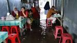 Terkepung Banjir, Orang-orang Ini Malah Santai Sambil Kulineran