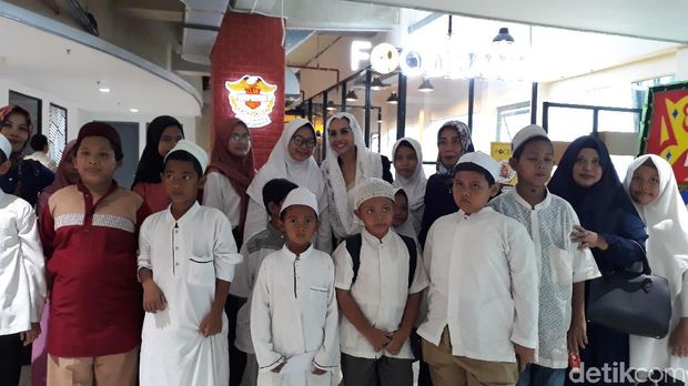 Shinta Bachir saat buka restoran