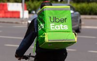 Netizen Ini Berbagi Kebaikan dengan Traktir Makanan untuk Driver Ojol