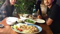Makan berdua sang istri tapi menunya banyak sekali nih. Sepiring besar nasi goreng dan aneka makanan lainnya sudah siap disantap Bepe dan Dewi.  Foto: instagram @bepe20