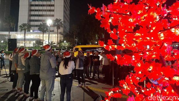 Nyala Lampu Pohon Imitasi Hiasi Lokasi Christmas Carol di Trotoar Jakarta