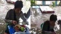 Banjir bukan menjadi malah bagi pria yang ngidam mie ayam ini. Ia tetap santai menikmati semangkuk mie ayam untuk memanjakan perutnya. Foto: Istimewa