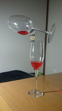 Wah Keren! Netizen Ini Tunjukan Gelas Wine Lawan Gravitasi