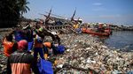 Ramai-ramai Bersihkan Tumpukan Sampah di Pantai Cilincing