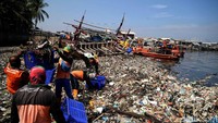 Petugas Dinas Lingkuhgan Hidup saat membersihkan tumpukan sampah di Pantai Cilincing.