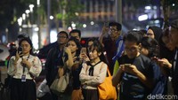 Pantauan detikcom, Rabu (18/12/2019), warga tampak menghentikan perjalanan dan mengeluarkan ponselnya untuk mengabadikan merdunya sang penyanyi Carol.