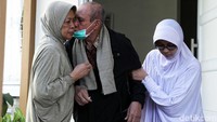 Kivlan sempat mencium pipi istrinya sebelum berangkat menuju Pengadilan Negeri Jakarta Pusat