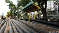 Pipa-pipa kabel diletakkan tepat di depan Halte Pal Batu 2.