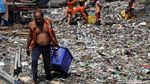 Ramai-ramai Bersihkan Tumpukan Sampah di Pantai Cilincing