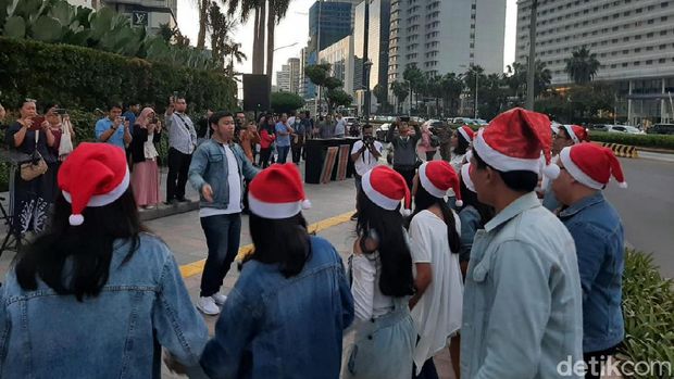 Saat Alunan Lagu-lagu Natal Mengiringi Pejalan Kaki di Trotoar Jakarta