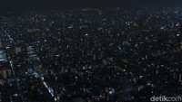 Tiba di lantai teratas, panorama Tokyo pun langsung terhampar jelas dari ruang observatori. Kelap-kelip lampu di malam hari pun kian membuat Tokyo tampak seperti lautan cahaya (Randy/detikcom)