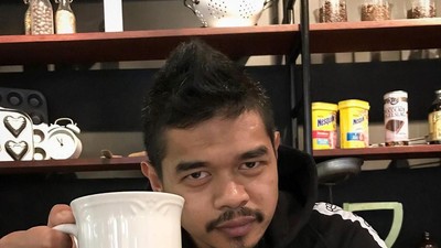 Pensiun dari Sepak Bola, Intip Aktivitas Bambang Pamungkas Saat Kulineran
