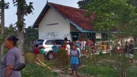 Warga berdatangan ke lokasi kejadian usai sebuah mobil menabrak salah satu sisi bangunan sekolah Taman Kanak-kanak (TK) Islam Nurussalam Pati, Jawa Tengah. Istimewa/Dok Polsek Jakenan Pati.