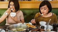 Lagi-lagi santap sushi, dan hidangan sukiyaki. Jenita terlihat semangat melahap semua makanan yang ada di atas meja bersama salah satu temannya.  Foto: Instagram @jenitajanet