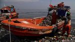 Ramai-ramai Bersihkan Tumpukan Sampah di Pantai Cilincing