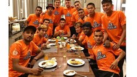 Bersama tim Persija, Bepe asyik menikmati makanan di sebuah restoran. Foto ini menunjukkan betapa kompaknya para pemain bola ini.  Foto: instagram @bepe20