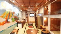 Jangan khawatir, pengunjung cafe tidak akan bisa melihat ke arah kamar hotel melalui kaca itu, kok. (Foto: dok. Neco Republic)