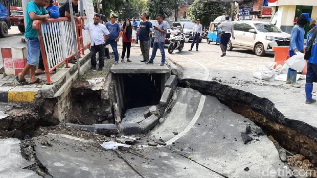 Truk Tangki Jeblos di Depan Thamrin City Berhasil Dievakuasi Setelah 4 Jam