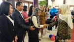 Momen Risma Potong Tumpeng HUT Transmedia di Biro Jatim