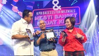 Direktur Distribution, Lending and Funding Bank BTN Jasmin (tengah) bersama Direktur IT Andi Nirwoto (kiri) didampingi Head of Non-Subsidized Lending Division Bank BTN Suryanti Agustinar kompak tersenyum usai meluncurkan Aplikasi BTN Properti Mobile versi Android di Jakarta, Rabu (18/12) Malam.  Foto: dok. Bank BTN