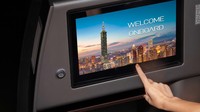 Fasilitas untuk kursi kelas ekonomi saja ada monitor 720p 10,1 inci hingga Wi-Fi gratis dengan akses dasar  SMS. Sentuhan lokal melimpah, aroma kabinnya unik yakni berbau kayu, kulit, dan bunga (Foto: STARLUX Airlines/CNN)