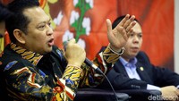 Ketua MPR RI, Bambang Soesatyo (Bamsoet) menjadi pembicara dalam diskusi Empat Pilar MPR dengan tema Refleksi Akhir Tahun MPR 2019 yang digelar di Media Center Parlemen, Gedung Nusantara III Kompleks Parlemen Senayan Jakarta, Rabu (18/12/2019).
