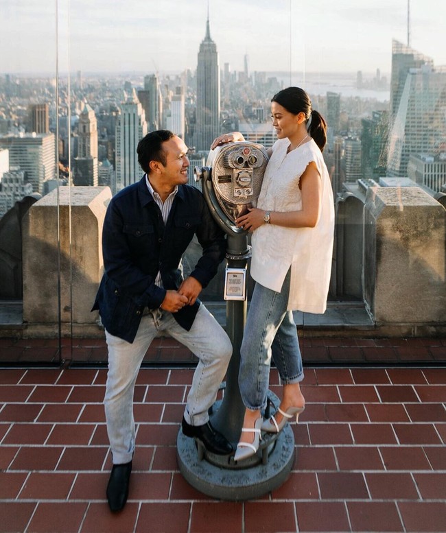 Saat berpacaran, Adri Martowardojo kerap berbagi momen kemesraan dan kebersamaannya dengan Elsa Tadjudin di media sosial. Ini salah satu kemesraan mereka saat berada di Top of The Rock, New York Foto: Instagram
