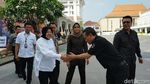 Momen Risma Potong Tumpeng HUT Transmedia di Biro Jatim