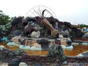 Ada Lobster Jumbo Bisa Diajak Foto-foto di Pangandaran