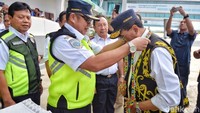 Tiba sekitar pukul 16.30 Wita di lokasi Bandara, mantan Dirut Jakarta Propertindo itu langsung disambut Kepala Bandara Dodi Dharma Chayadi.