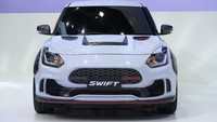  Suzuki Swift tersebut diberi nama Suzuki Swift Ekstrim Konsep. Pabrikan berlambang huruf S ini lebih berani dari sisi eksterior sehingga kesan segar nan sporty pun langsung tergambar. Foto: Carscoops
