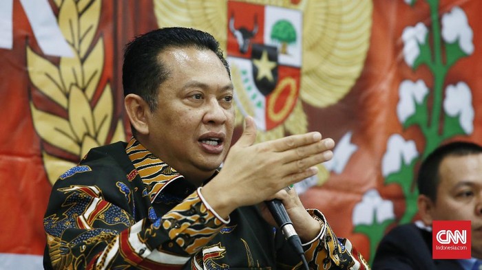 Ketua MPR RI, Bambang Soesatyo Saat diskusi Empat Pilar MPR dengan tema Refleksi Akhir Tahun MPR 2019 di media center Parlemen, Gedung Nusantara III komplek Parlemen Senayan,  Jakarta.  Rabu (18/12/2019). CNN Indonesia/Andry Novelino