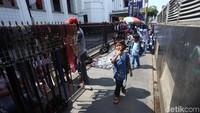 Minimnya pengawasan dari pihak keamanan membuat para PKL tak takut maupun ragu menggelar lapak dagangan mereka di sana.