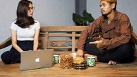  Bersama sang istri, Tribuana Tungga Dewi, Bepe kerap  menghabiskan waktu kulineran bersama. Momen makannya pun banyak yang unik dan romantis. Foto: instagram @bepe20