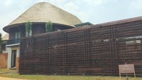 Mushala yang ada di sini juga bernuansa alam. Dibuat dari kayu-kayu yang didatangkan dari kalimantan dan jawa (Tasya/detikcom)