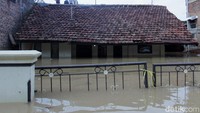 Beberapa warga bertahan di atap rumahnya.