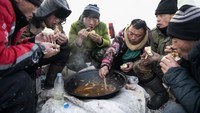 Setiap harinya petani bisa memotong 2.000 keping es. Pekerjaan ini hanya dilakukan sampai 3 minggu saja. Kerja keras, untuk makan siang saja dilakukan di atas es. (Noel Celis/AFP)