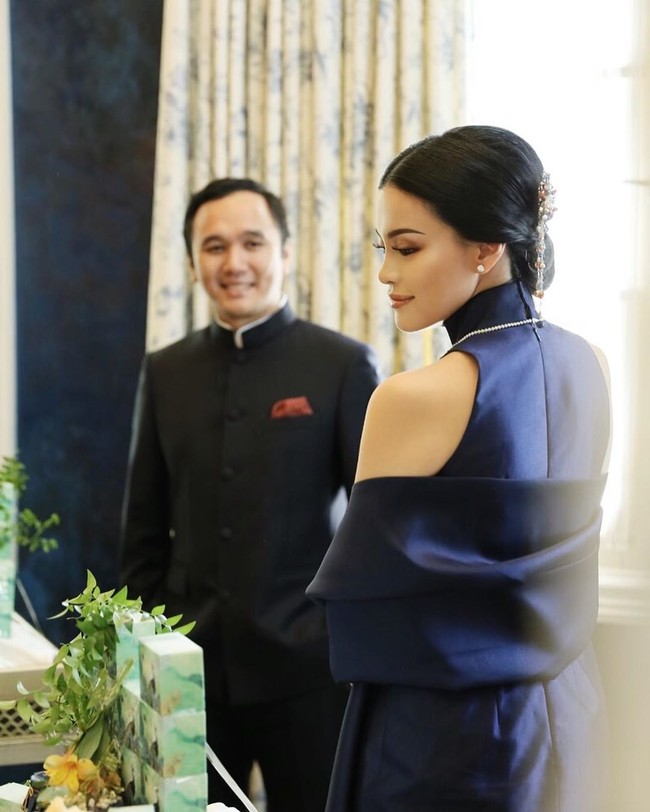 Setelah dua tahun berpacaran Adri Martowardojo dan Elsa Tadjudin melangsungkan upacara pertunangan pada November di Surabaya. Pertunangan keduanya pun digelar dengan tema adat Tionghoa. Foto: Dok. Instagram @elsatadjudin