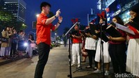 Alunan lagu Carols of the Bells syahdu bergema di trotoar Jalan Sudirman, Jakarta Selatan, tepatnya di depan Mal fX Sudirman. 