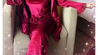 Penyanyi berusia 32 tahun ini sering menyapa para penggemarnya di Instagram. Ia juga rutin mengunggah foto-foto keseruannya saat sedang kulineran. Intip saja posenya minum teh saat baru bangun tidur. Foto: Instagram @jenitajanet
