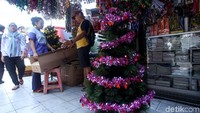 Oleh karena itu, selain pohon Natal, beragam ornamen dan dekorasi untuk menghias pohon Natal juga banyak diburu oleh warga.
