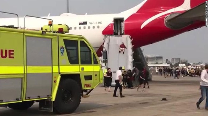 Pesawat Qantas Dievakuasi