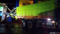 Kecelakaan bermula saat truk bernopol B-9995-BYV yang dikemudikan DS (21) melaju dari arah Cianjur menuju Sukabumi, Selasa (17/12) malam, sekitar pukul 23.00 WIB. Sewaktu melintas jalan menanjak di Desa Cikahuripan, truk diduga kelebihan muatan sehingga lajunya berhenti. Lalu truk bergerak mundur mundur dan menabrak kios di belakangnya. 