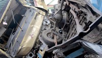 Kejadian bermula saat truk bernopol B 9248 IE yang dikendarai Bahri (47) melaju dari arah Cisarua menuju Padalarang. Truk tersebut bermuatan kain majun untuk bahan baku boneka.