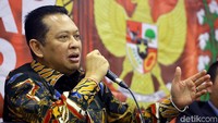 Terkait amandemen, lanjut Bamsoet, misalnya isu yang sempat hangat di parlemen yang seolah dihakimi terkait masa jabatan Presiden agar diubah menjadi 3 periode.