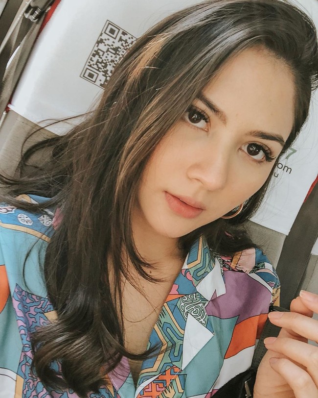 Jessica MilaWanita-wanita dari Manado memang dikenal cantik. Jessica Mila yang dikenal sebagai aktris sinetron dan film ini adalah salah satu dari banyak bukti. Selain Minahasa Manado, ia punya darah Jawa dan Belanda. Foto: Instagram @jscmila