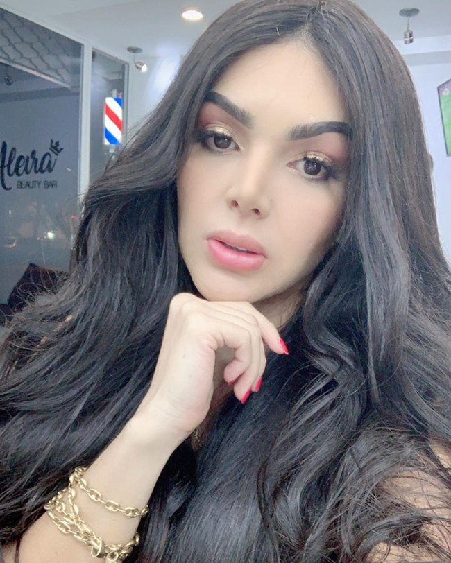 Dalam sebuah wawancara, Aleira mengakui bahwa dia telah melakukan operasi plastik pembesaran payudara sebanyak tujuh kali. Sejumlah prosedur kecantikan lainnya pun ia lakoni. Foto: dok. Instagram @aleiraoficial_sexy