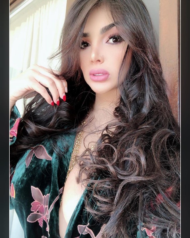 Aleira akan menggantikan posisi Yanet yang dikabarkan akan keluar dari program berjudul Hoy di sebuah TV Meksiko. Seperti Yanet, wanita yang dijuliki Latin Barbie itu pun memiliki wajah cantik dan postur tubuh yang indah. Foto: dok. Instagram @aleiraoficial_sexy